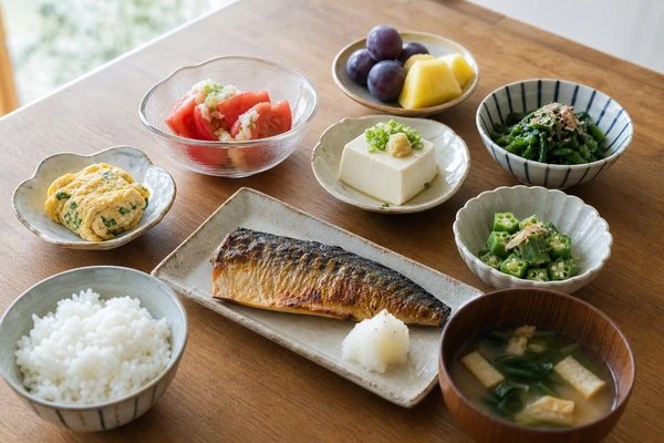 魚や卵や豆腐と夏野菜を使った栄養バランスのよい食事