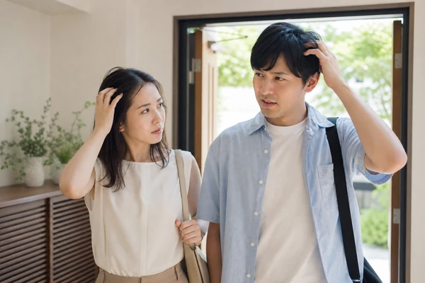 夏の外出後に髪のべたつきを気にする日本人男女