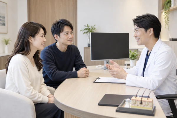 毛髪の悩みをクリニックで相談する日本人男女